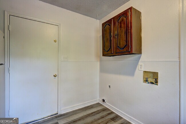 Building Photo - 5587 General Harris Dr