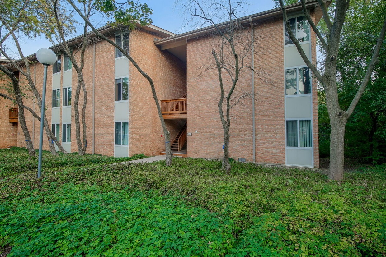 5827 Oakwood Dr Unit F, Lisle, IL 60532 Condo for Rent in Lisle, IL