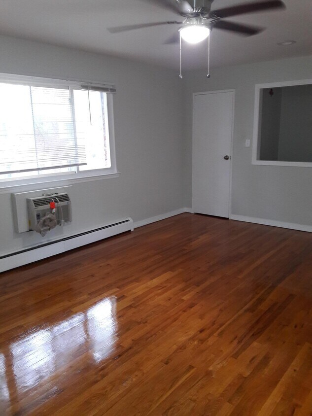 Sala de estar - 180 Littleton Rd