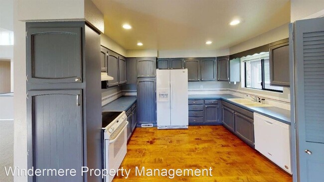 Building Photo - 3 br, 3 bath House - 692 Country Club Rd