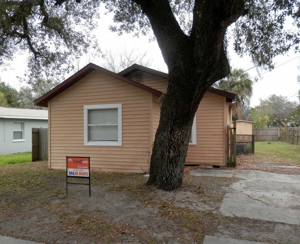 Foto principal - Spacious 3/1 home w/extensive tile flooring