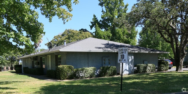Building Photo - Oakwood Townhomes