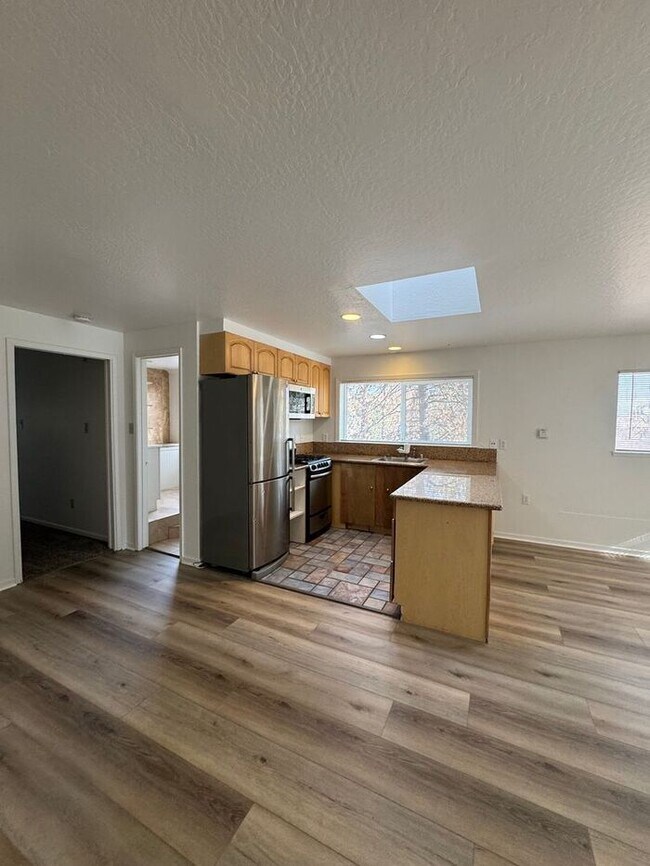 Foto del edificio - Charming Riverfront Cottage in Verdi – One...