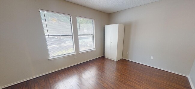 Foto del edificio - 7900 Rosenberry Dr