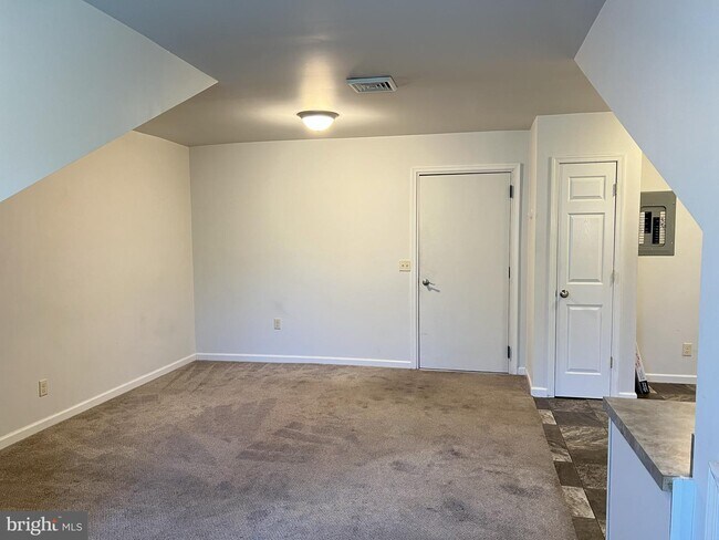 Foto del edificio - 736 Commercial Ln