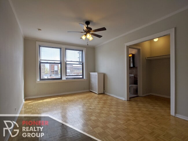 Building Photo - 717 W Belmont Ave