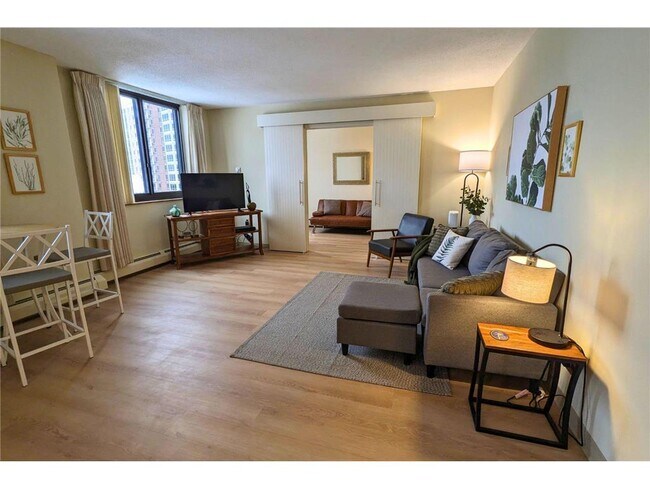 Foto del edificio - 6500 Woodlake Dr