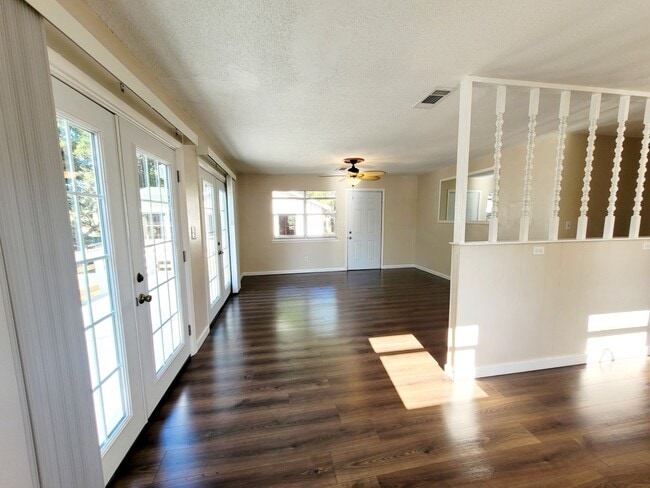 Building Photo - 3 bedroom home with Electric included