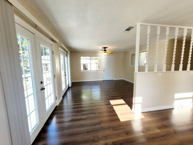 Foto del edificio - 3 bedroom home with Electric included