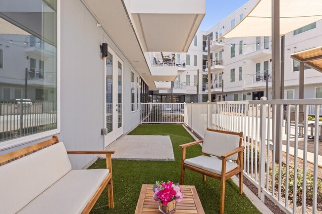 Foto del edificio - 5820 1/2 Cameron Rd