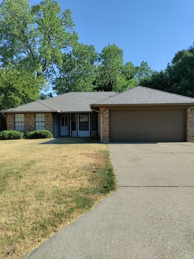 Building Photo - 3037 Oakshire St