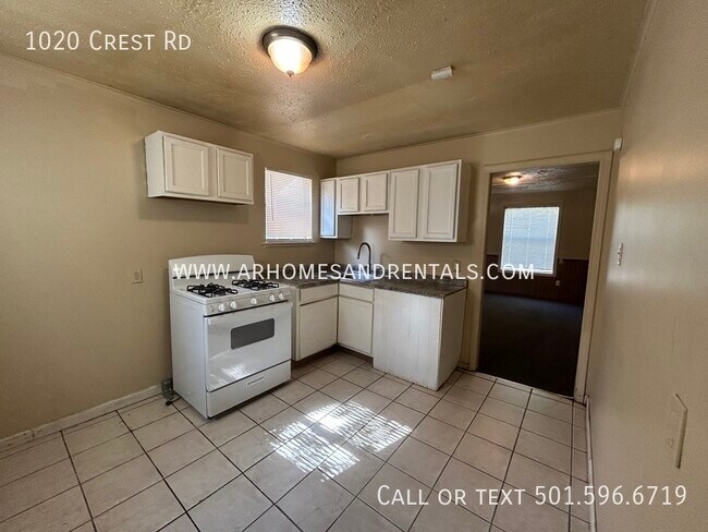 Building Photo - 1020 Crest Rd | $995 | 3 beds, 2 full baths