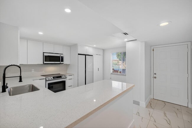 Foto del edificio - 14375 Strathmore Ln