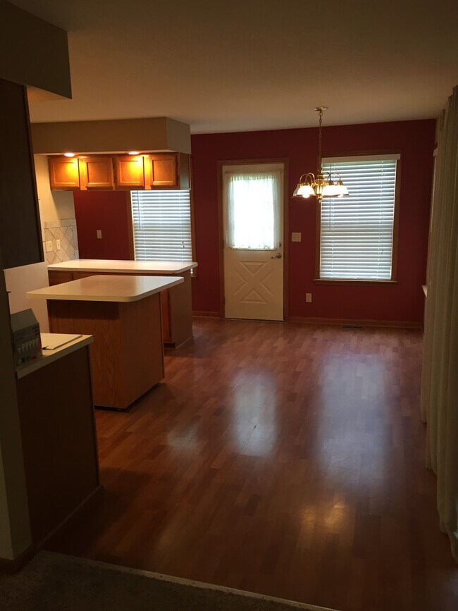 Eat-in Kitchen - 613 SE Miller St