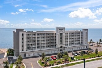 Building Photo - 1825 Riverside Dr