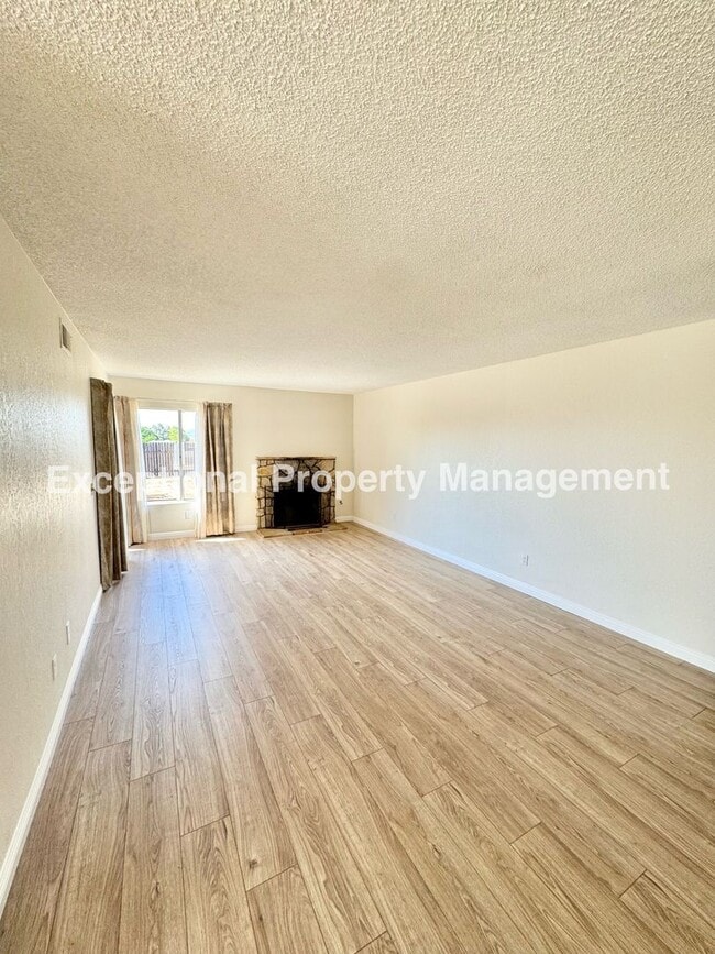 Building Photo - Ready to move in 3 bedroom 2 bath home