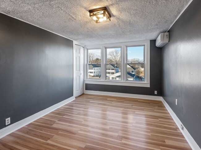 Building Photo - 52 Moran St