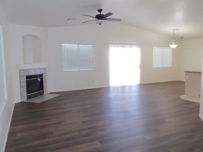 Building Photo - Charming Single-Story Home with 3 Bedrooms...