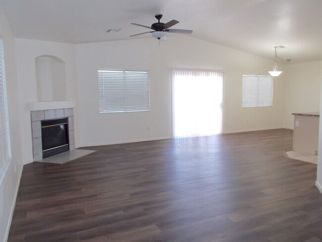 Foto del edificio - Charming Single-Story Home with 3 Bedrooms...