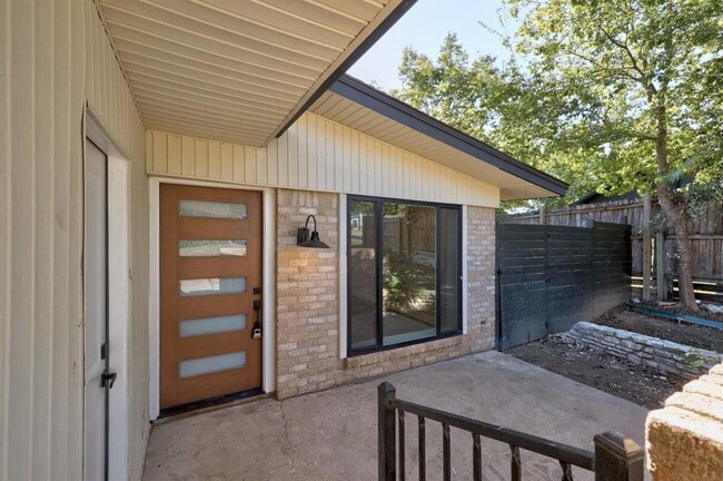 Foto del edificio - 1905 Cedar Ridge Dr