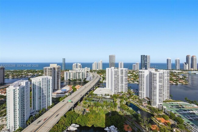 Foto del edificio - 3500 Mystic Pointe Dr