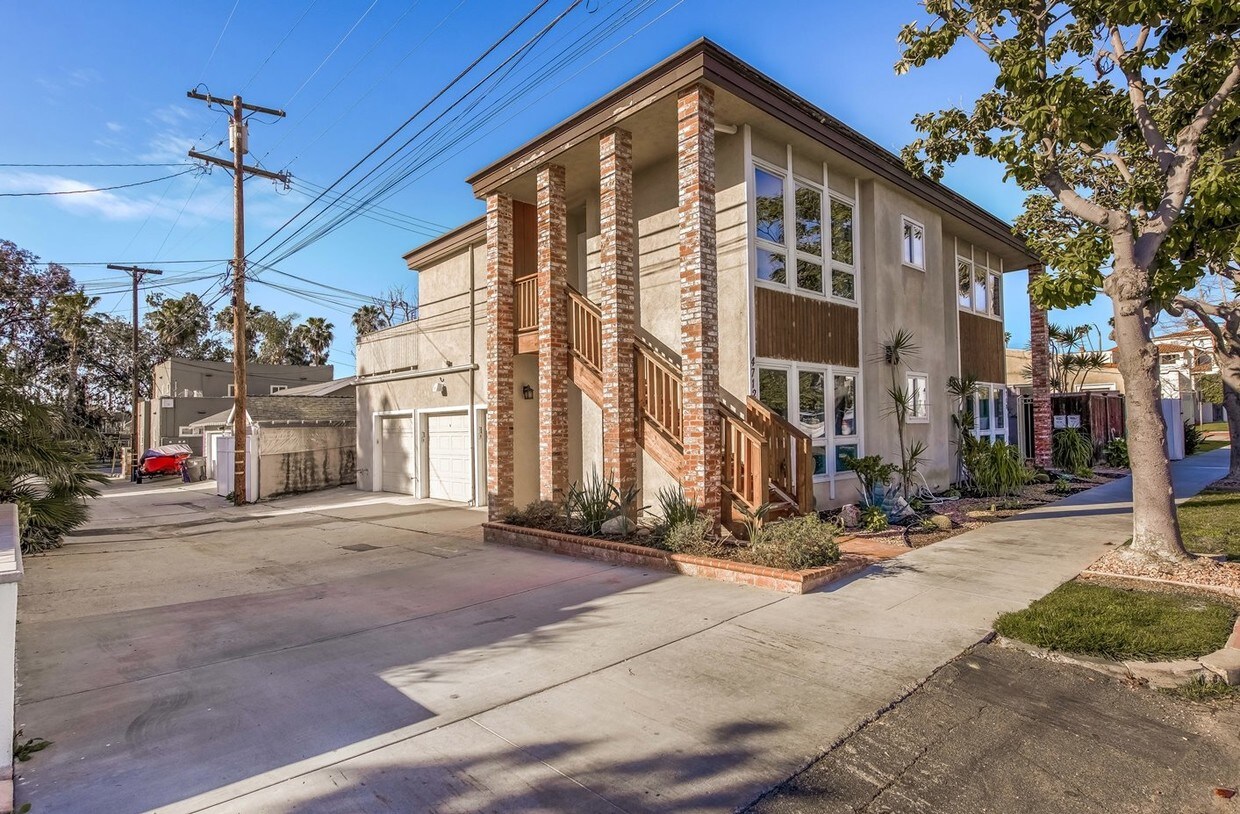 Side Ally - 4710 E Shaw St