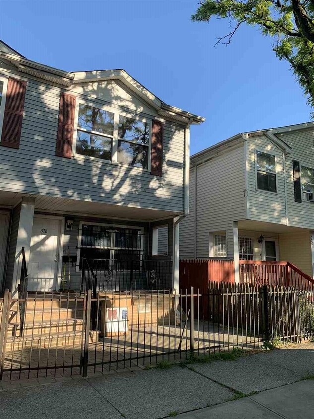 Primary Photo - 378-380-380 Halladay St