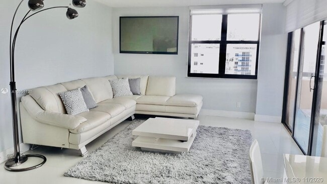 Building Photo - 2555 Collins Ave