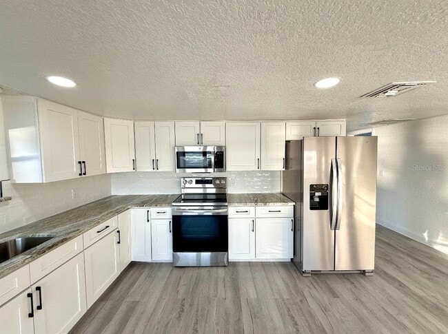 Foto del edificio - 715 E Silver Star Rd