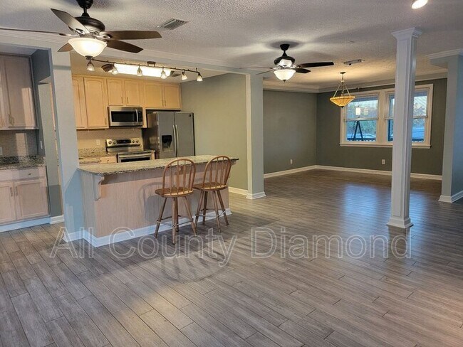 Foto del edificio - 215 Harris Ave