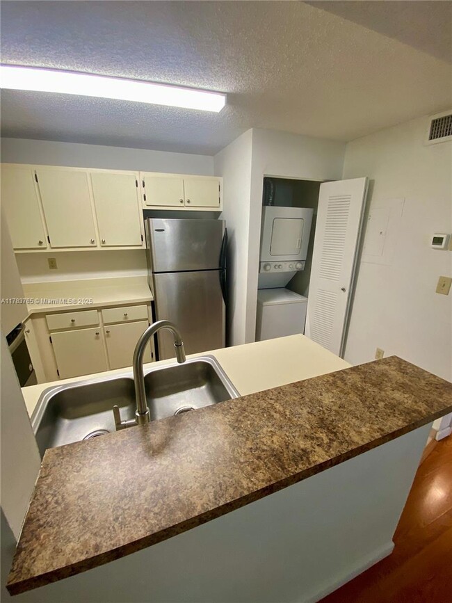 Building Photo - 351 Palm Way