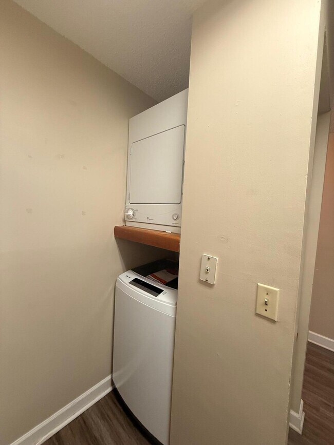 Foto del edificio - 304 Westlake Ct