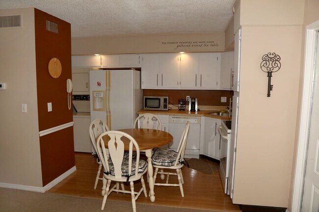 Foto del edificio - 1/1 first floor condo with community pool ...