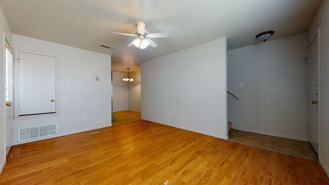 Building Photo - Convenient location 3 bedroom 2 bath townh...