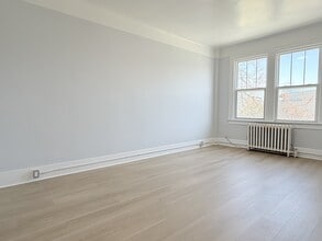 Building Photo - 524 Pitt St W