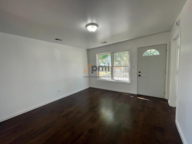 Foto del edificio - 4635 Towle Ave