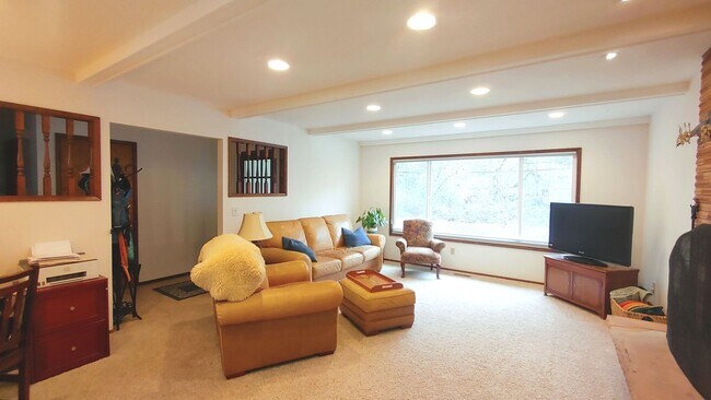 Building Photo - Welcome to this Charming One-level Home Lo...