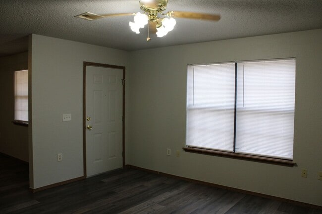 Foto del edificio - Newly Updated With Fresh Paint, Flooring & Countertops Throughout!