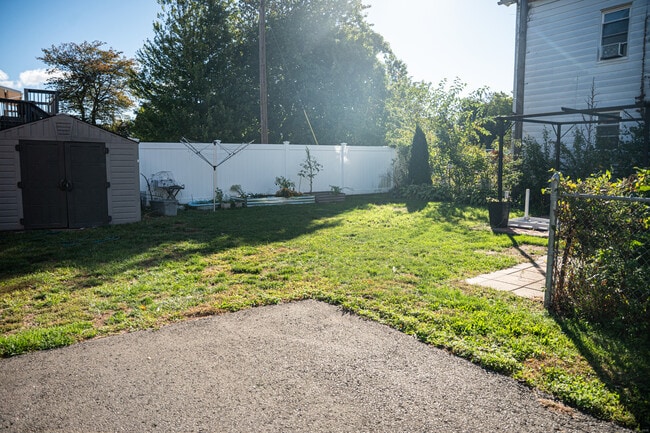 Building Photo - 138 Putnam St