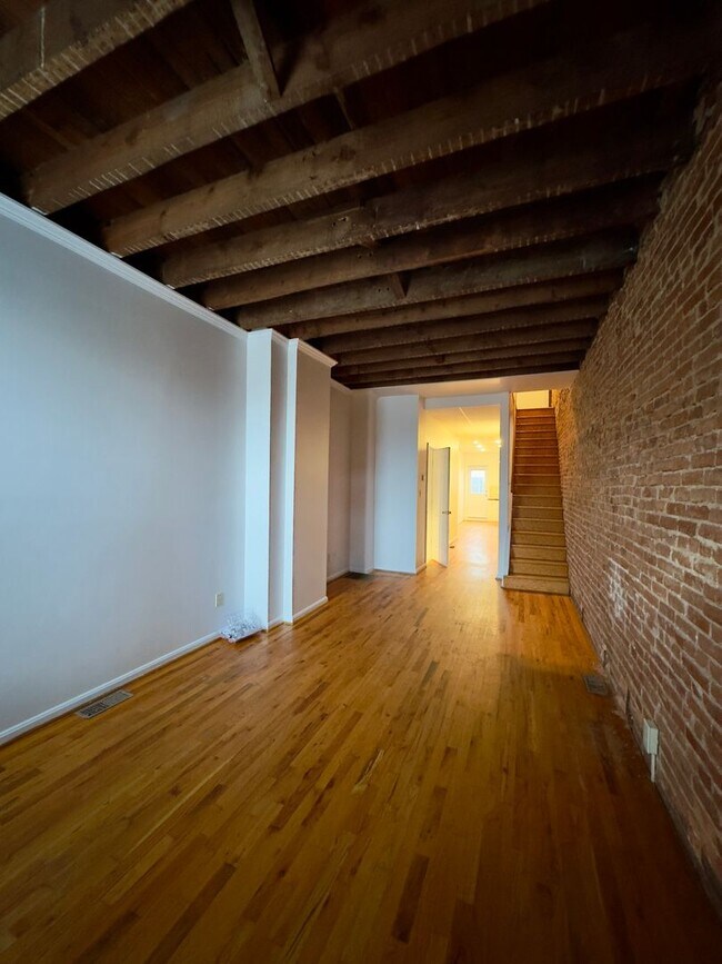 Foto del edificio - Charming 2-Bedroom Townhome with Modern Co...