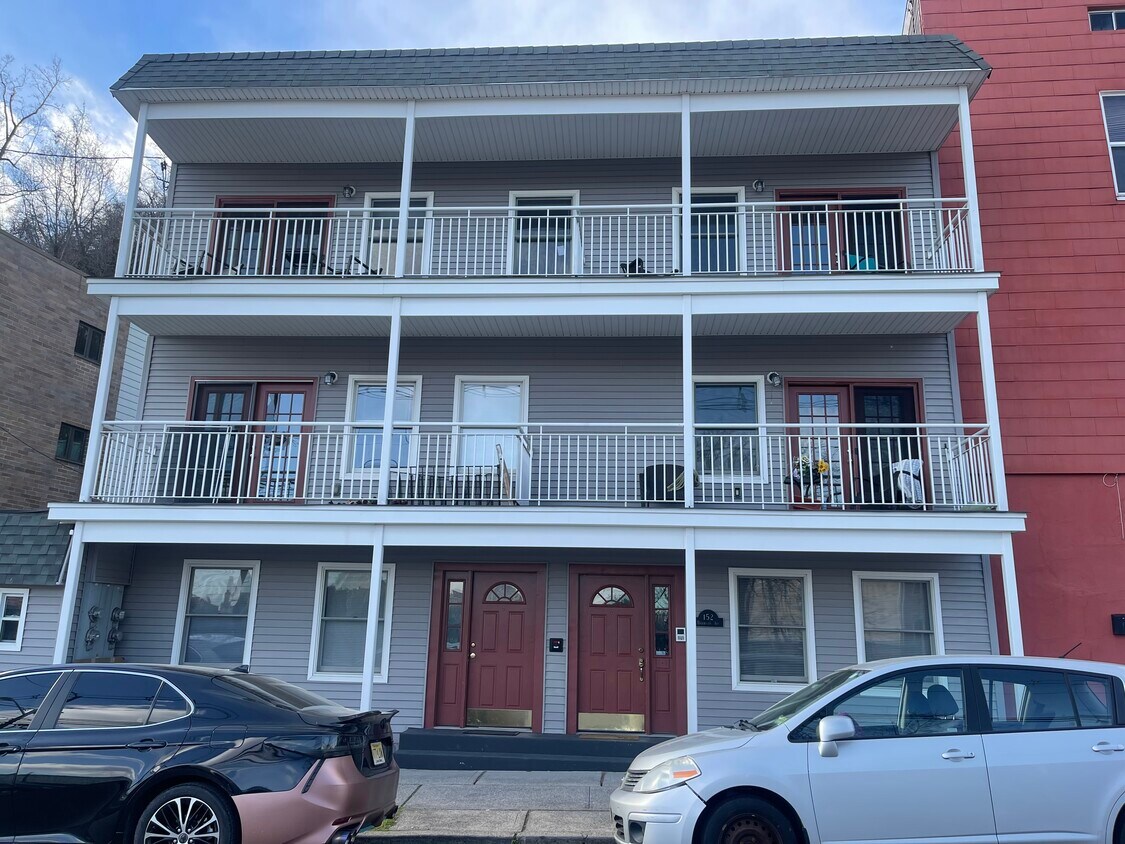 Primary Photo - 152 Undercliff Ave