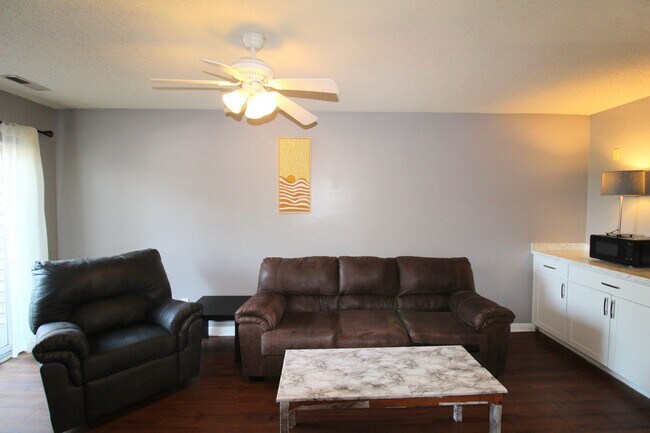Foto del edificio - 1337 Bradley Dr