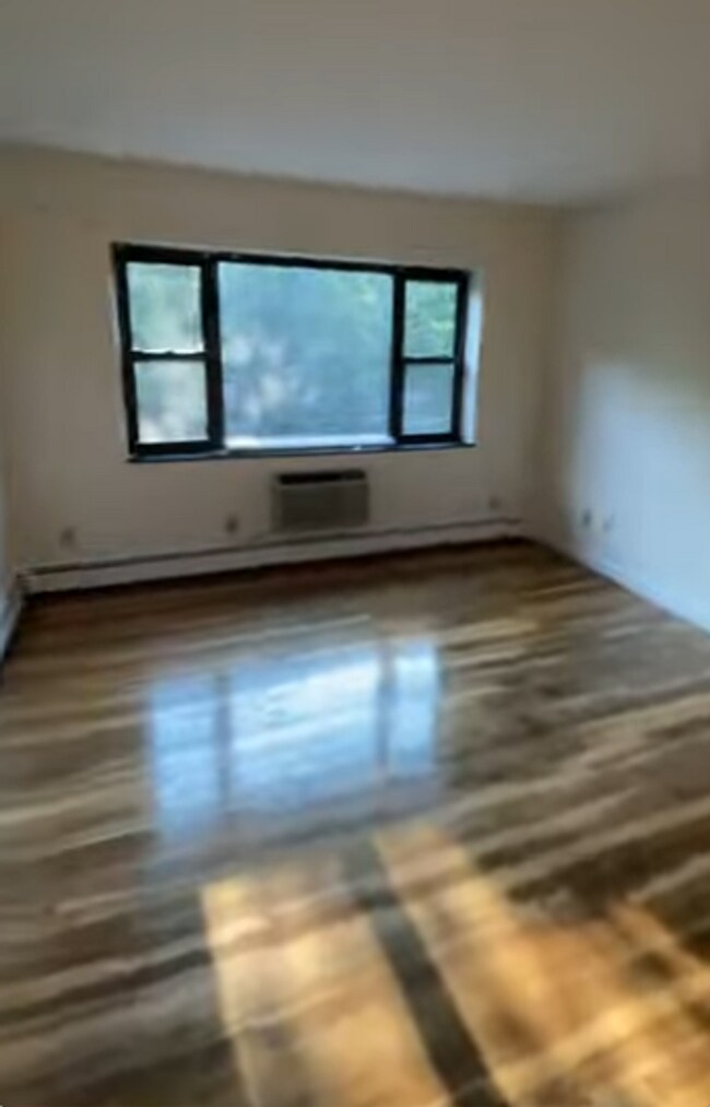 Foto del edificio - 2-bed H + HW + parking COMMUTERS DREAM HOME