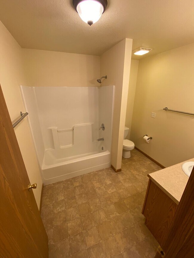 Foto del edificio - Beautiful 2 bedroom 1 bathroom duplex close to FLW!!