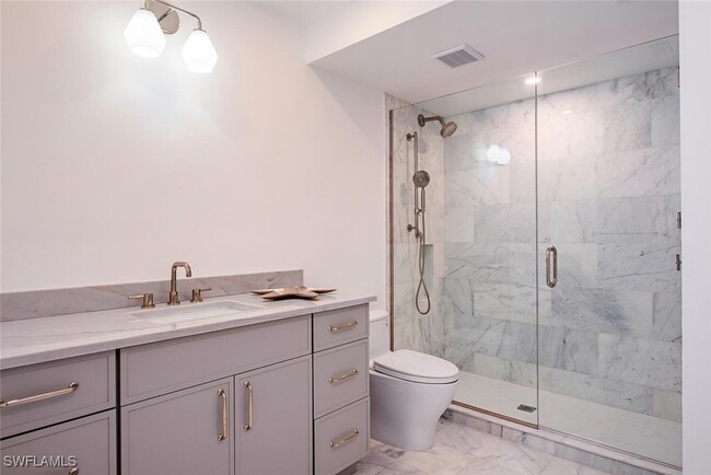 Foto del edificio - 400 Park Shore Dr