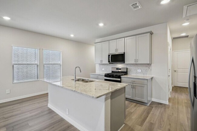 Building Photo - 115 Greenbriar Dr