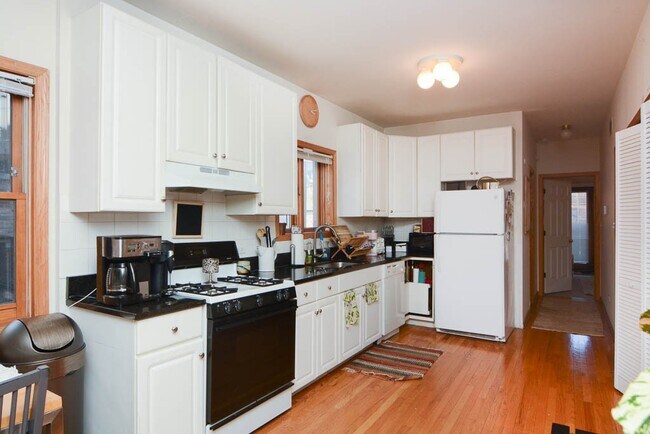 Foto del edificio - 1332 N Wolcott Ave