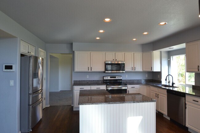 Building Photo - 6 Bed, 3.5 Bath Home Available Now!