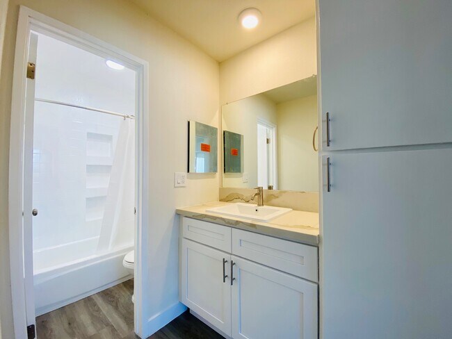 Foto del edificio - 6943 Hazeltine Ave
