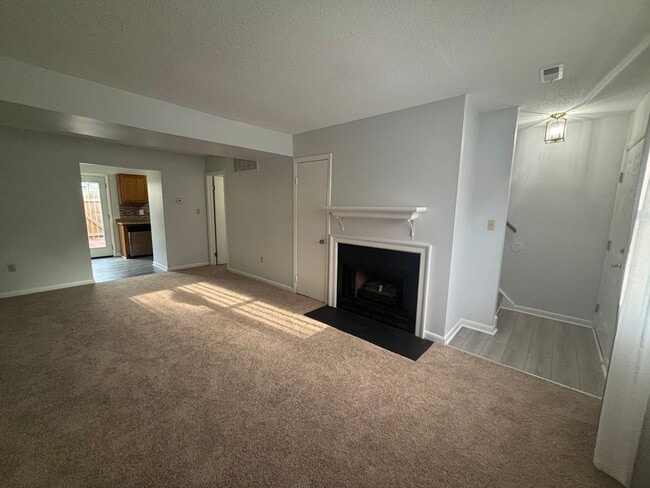Building Photo - Charming 3 Bedroom 1.5 Bathroom Newport Ne...